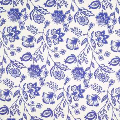 Agra Patrón de flores en tonos azules sobre fondo blanco.